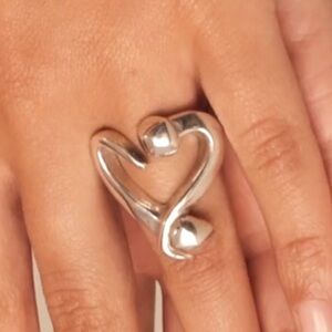 *Uno de 50 open nailed heart ring